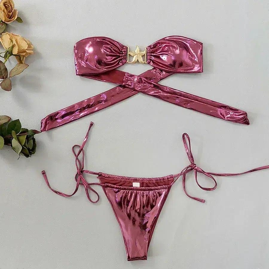 Maillot de Bain String Métallisé avec un Bijou Maillot de Bain String Métallisé avec un Bijou