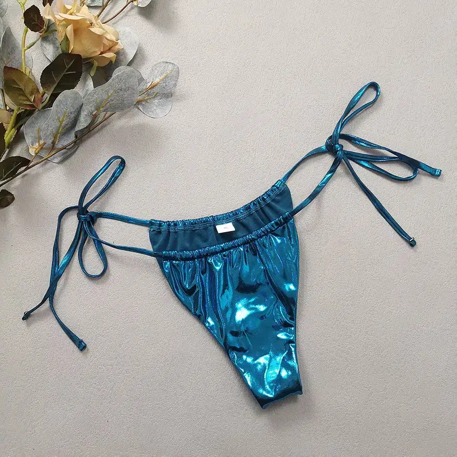 Maillot de Bain String Métallisé avec un Bijou Maillot de Bain String Métallisé avec un Bijou