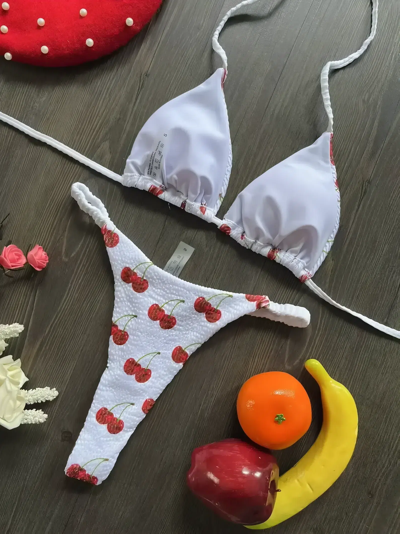Maillot de Bain String Blanc Motif Cerise Maillot de Bain String Blanc Motif Cerise